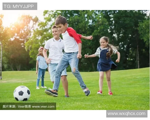 足球明星与可爱娃娃亲密互动瞬间展现温馨家庭生活的美好画面